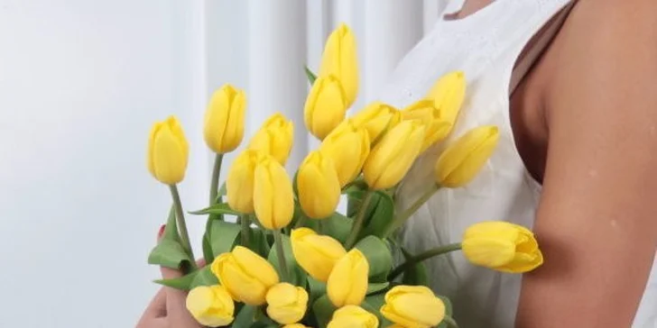 Jarní pugét 15 holandských tulipánů – 5 barev na výběr