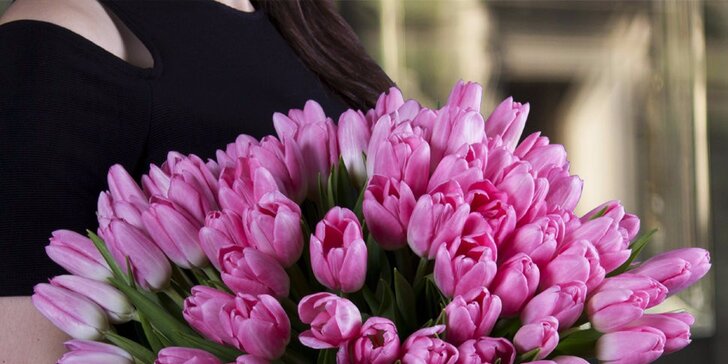 Jarní pugét 15 holandských tulipánů – 5 barev na výběr
