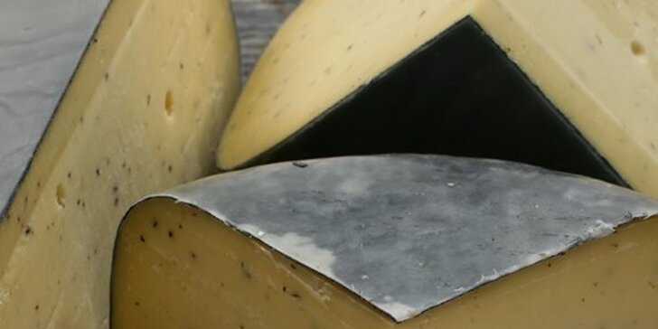 100 g sýru gouda s kousky pravých černých lanýžů
