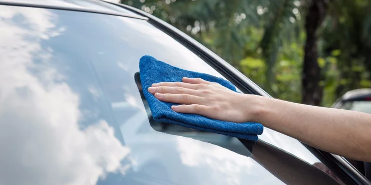 Oprava praskliny na čelním skle automobilu: za 20 minut není po poškození ani památky