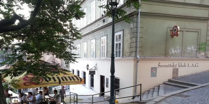 Kilová nálož výtečných žebírek, rozpečený chleba a další pochutiny