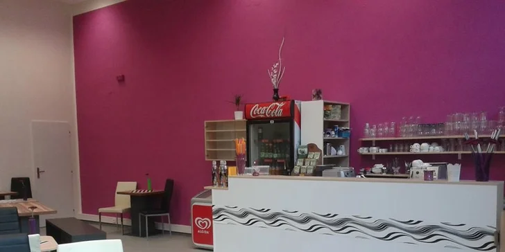Káva pro dospěláka a dětské latte se vstupem do herny pro dítko