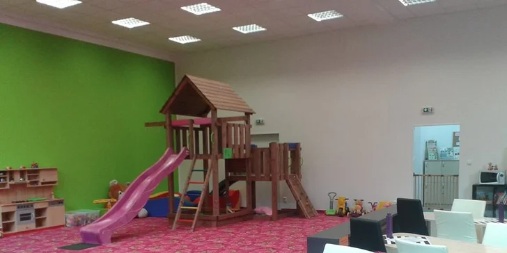 Káva pro dospěláka a dětské latte se vstupem do herny pro dítko