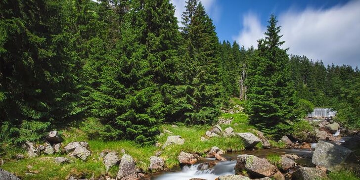 Pobyt ve stylové roubence pro rodinu i partu: únor–květen, lyžování i turistika