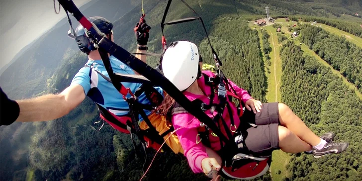 Adrenalin v oblacích: Tandemový let se špetkou akrobacie