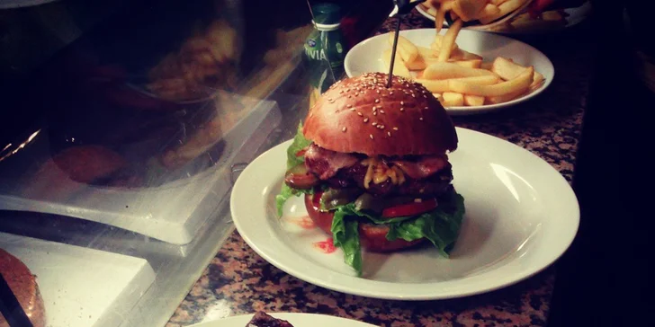 BBQ Angus burger s poctivým hovězím masem a steakovými hranolky