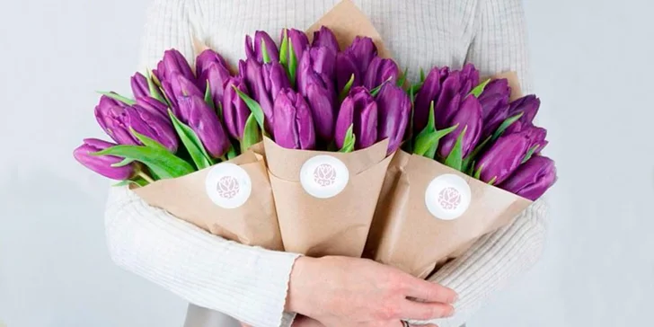 Jarní pugét 15 holandských tulipánů – 5 barev na výběr
