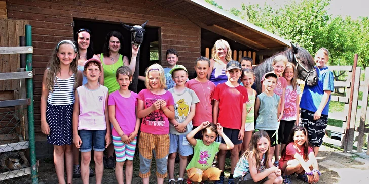 Dovádění se zvířátky v ZOO koutku u Nováčků