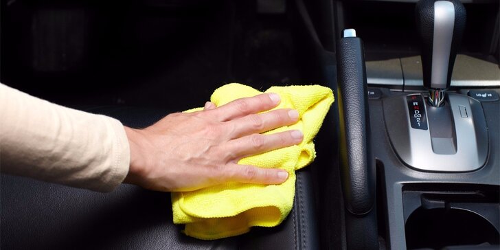 Důkladné extrakční čištění sedadel vozidla