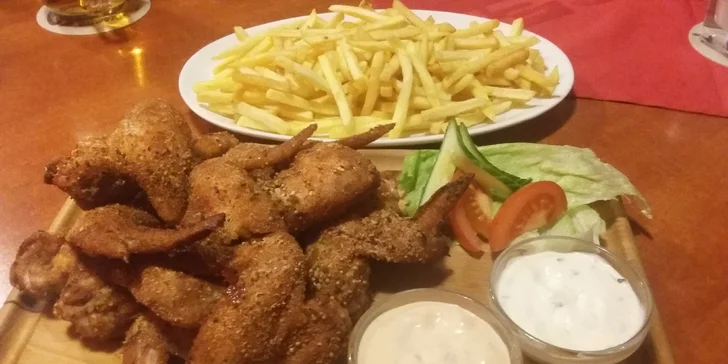 Kilo křehkých křidélek na indický způsob nebo na grilu + hranolky