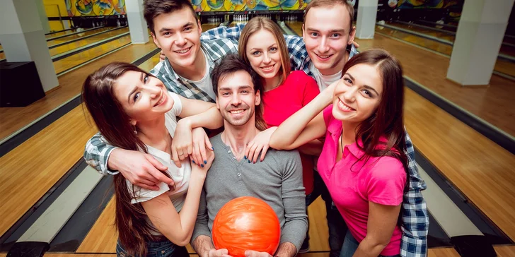 Dvě hodiny bowlingu včetně zapůjčení obuvi až pro 6 koulařů