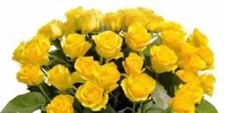 Nádherný pugét ze žlutých růží nebo kytice z barevných tulipánů