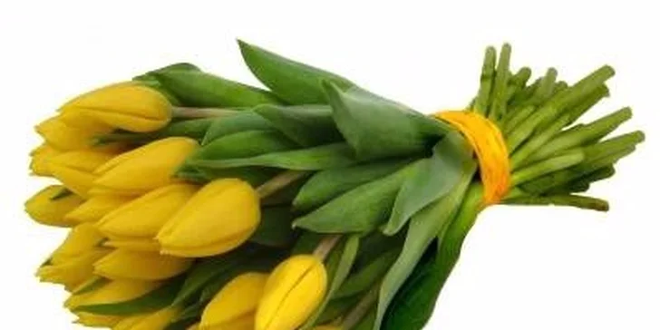 Nádherný pugét ze žlutých růží nebo kytice z barevných tulipánů