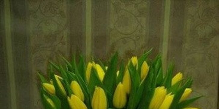 Kytice bílých růží či barevných tulipánů pro všechny lásky i učitelky