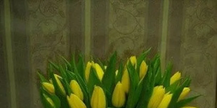 Nádherný pugét ze žlutých růží nebo kytice z barevných tulipánů