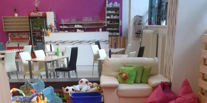 Káva pro dospěláka a dětské latte se vstupem do herny pro dítko