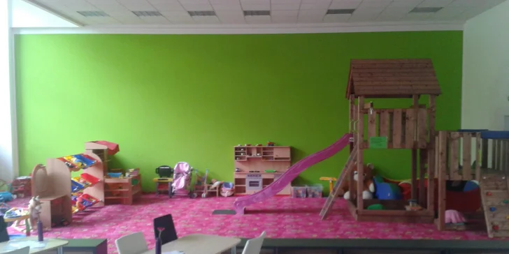Káva pro dospěláka a dětské latte se vstupem do herny pro dítko