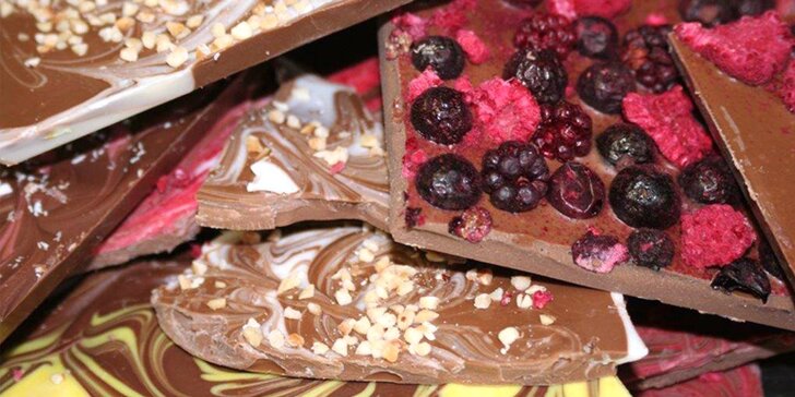 Zdobení a odlévání pravé bílé nebo hnědě belgické čokolády v Rodas