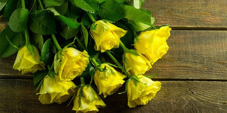 Nádherný pugét ze žlutých růží nebo kytice z barevných tulipánů