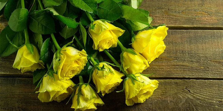Nádherný valentýnský pugét z růží nebo kytice z barevných tulipánů