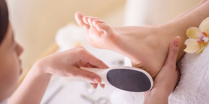 Profesionální medicinální pedikúra s masáží nohou