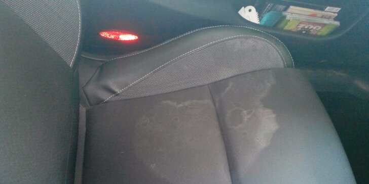 Důkladné ruční čištění interiéru vašeho vozu