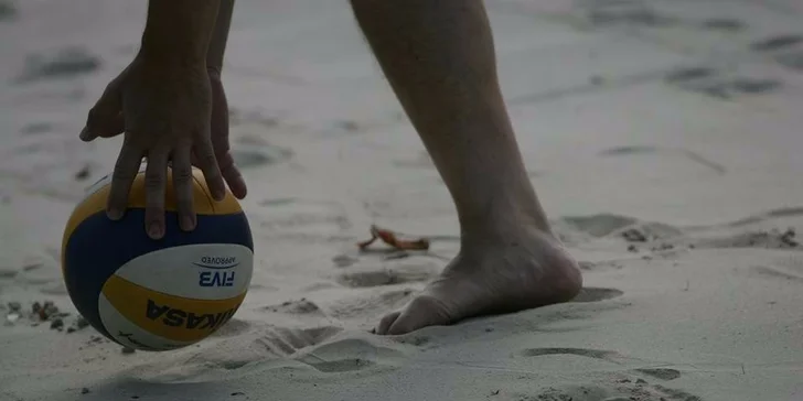 Hodinový pronájem hřiště na beach-volejbal v přírodním areálu