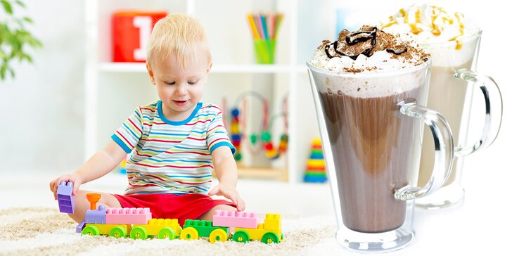 Káva pro dospěláka a dětské latte se vstupem do herny pro dítko