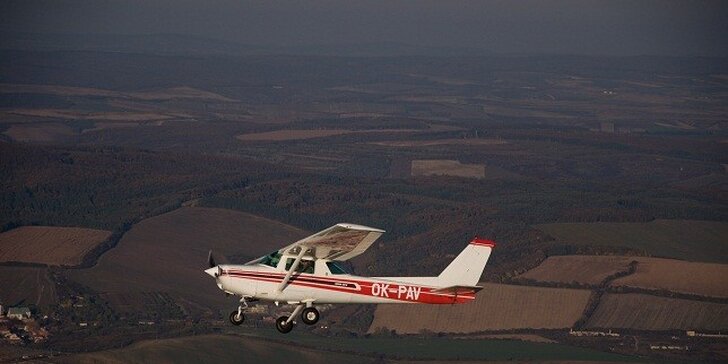 Vyhlídkový let Cessnou C172 pro jednoho. Rozhled nad Pálavou nebo nočním Brnem. Romantika i trocha adrenalinu v jednom.