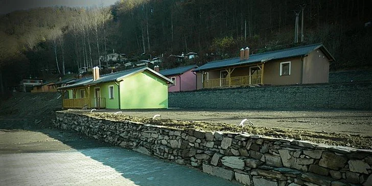 6 dní v moderních chatách pro rodiny: wellness, bobová dráha i příroda