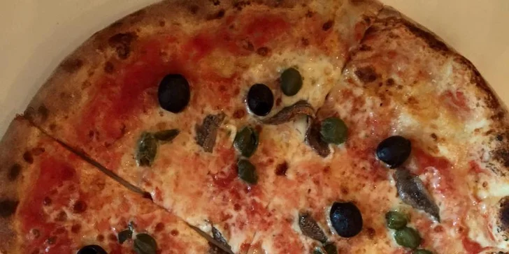 Dvě křupavé pizzy upečené pravými Italy v pizzerii Bella Italia