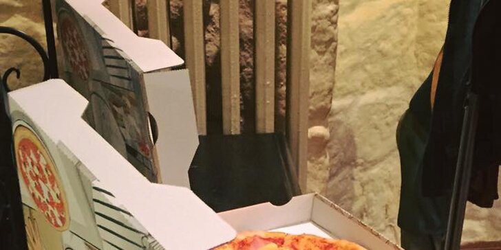 Dvě křupavé pizzy upečené pravými Italy v pizzerii Bella Italia