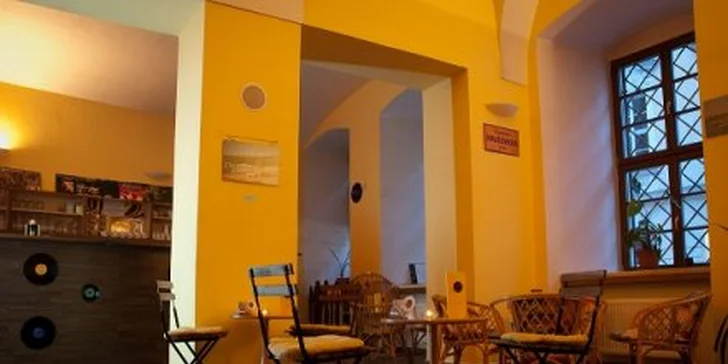79 Kč za DVĚ cafe latté, DVĚ perlivé vody a DVĚ porce domácí levandulové nebo čokoládovo-kokosové bábovky. Oslaďte si život se slevou 59 %.