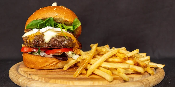 Burger menu: 100% hovězí z českého chovu, americká BBQ omáčka, hranolky i nápoj, 2 pobočky