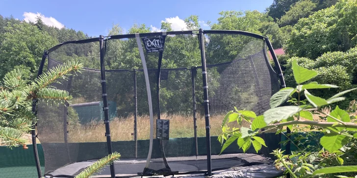 Trampolína je tu taky, tak si zaskákejte. 