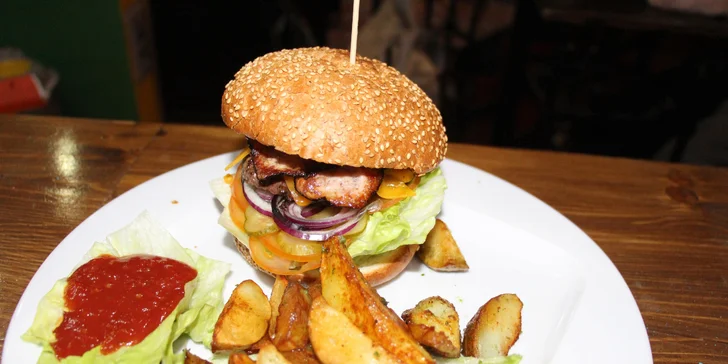 Pořádně napěchovaný Maxi Bacon burger s americkými bramborami