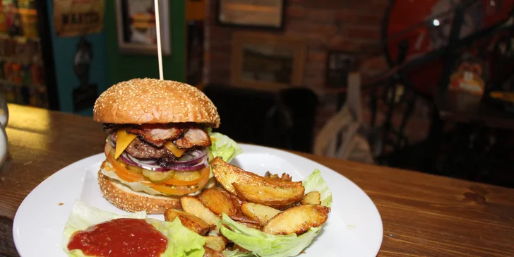 Pořádně napěchovaný Maxi Bacon burger s americkými bramborami