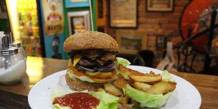 Pořádně napěchovaný Maxi Bacon burger s americkými bramborami