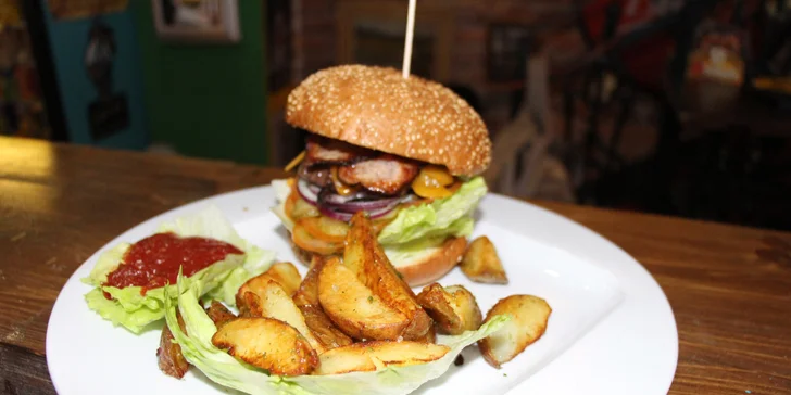 Pořádně napěchovaný Maxi Bacon burger s americkými bramborami