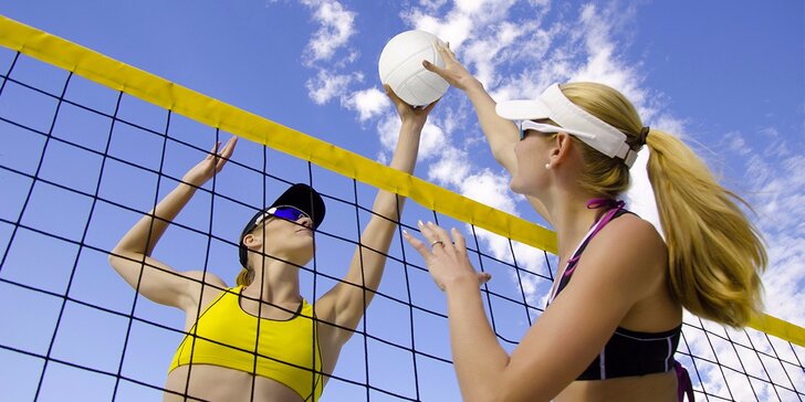 Pinkněte si plážový volejbal: Hodinový pronájem kurtu nebo trénink s profíky