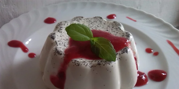 Výběrová filtrovaná káva s domácí panna cottou v Café Dílna
