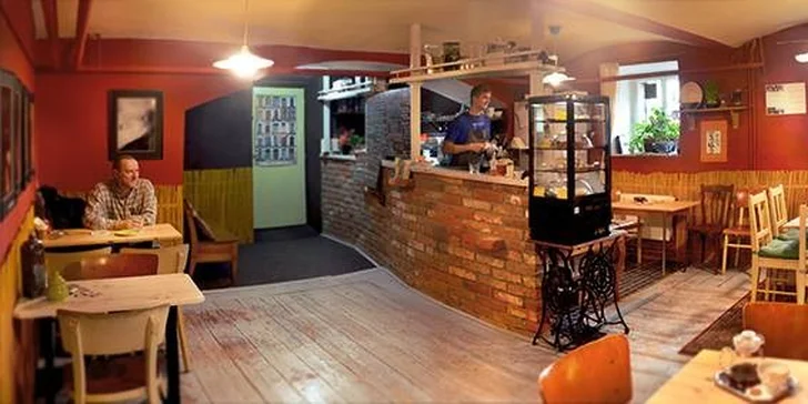 Výběrová filtrovaná káva s domácí panna cottou v Café Dílna
