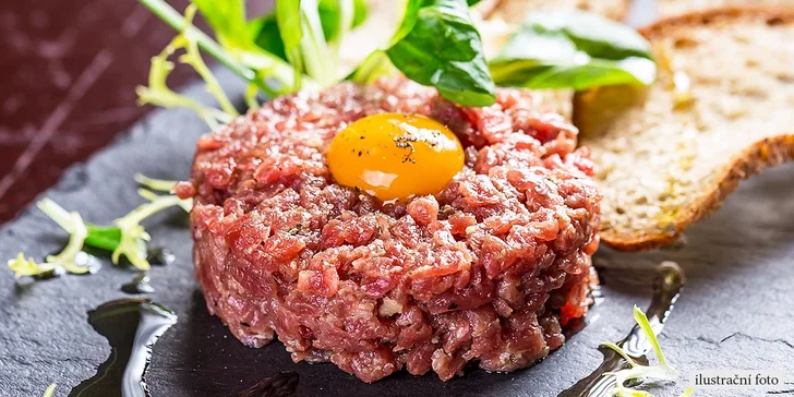 Hovězí tatarák s porcí zlatých topinek v restauraci Liberecká výšina