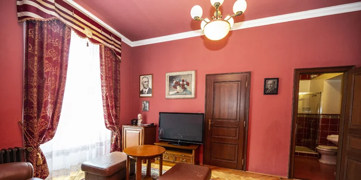 Hotel byl postavený za Rakouska-Uherska a jeho osobitý ráz zachovali i po rekonstrukci. Odpočinout si sem jezdily různé slavné osobnosti.