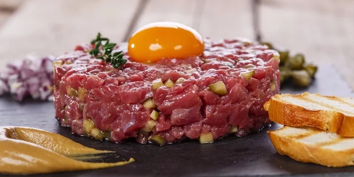 Půlkilový mletý tatarák a nekončící nálož topinek pro partu