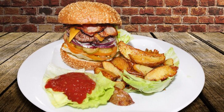 Pořádně napěchovaný Maxi Bacon burger s americkými bramborami