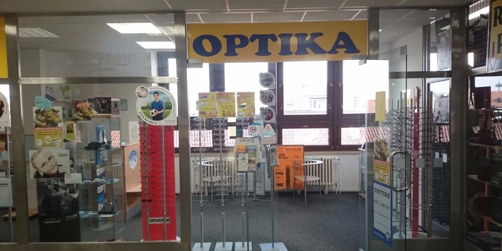 Kontrola očí a aplikace kontaktních čoček včetně roztoku