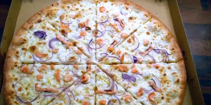 2 křupavé pizzy poseté lahodnými ingrediencemi