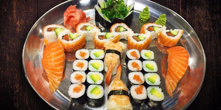 Srolované asijské pochoutky: Sushi set včetně wasabi a dalších ingrediencí