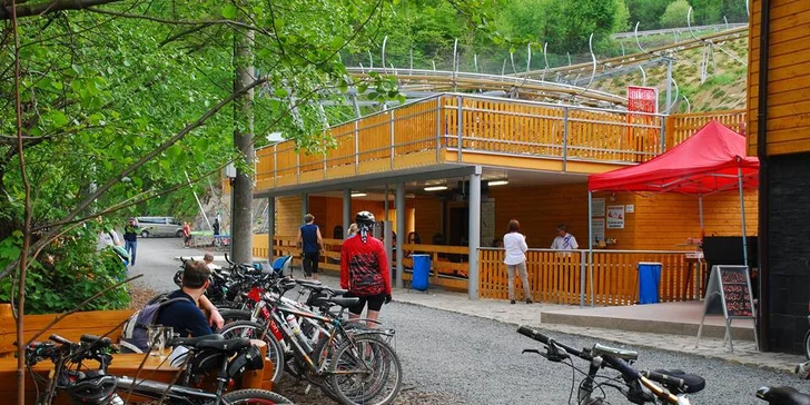 6 dní v moderních chatách pro rodiny: wellness, bobová dráha i příroda